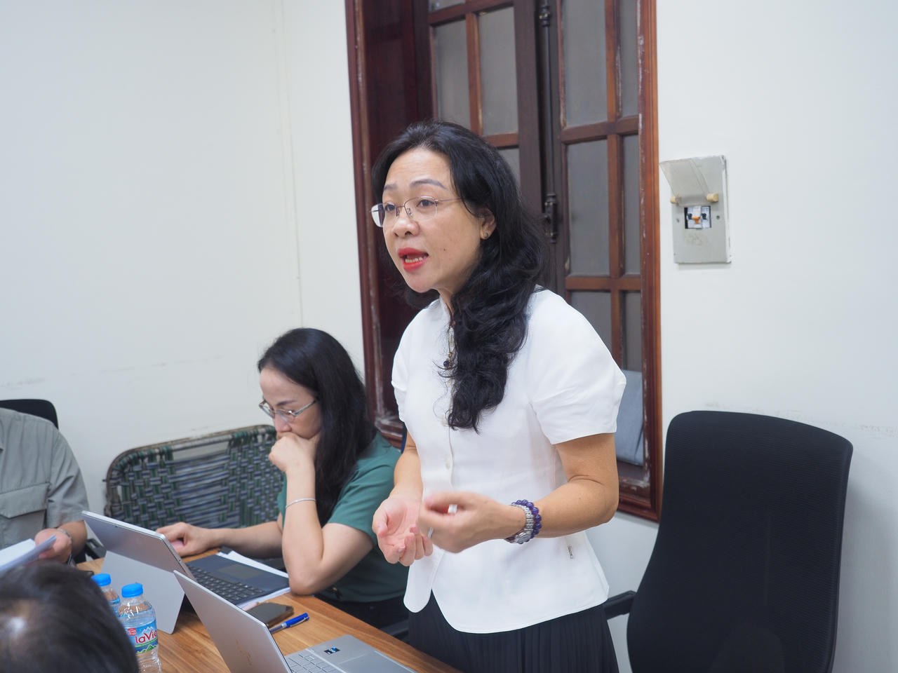 Bà Nguyễn Thị Thu Hoè, Phó Cục trưởng Cục Kiểm tra văn bản và Tổ chức thi hành pháp luật phát biểu khai mạc cuộc họp.