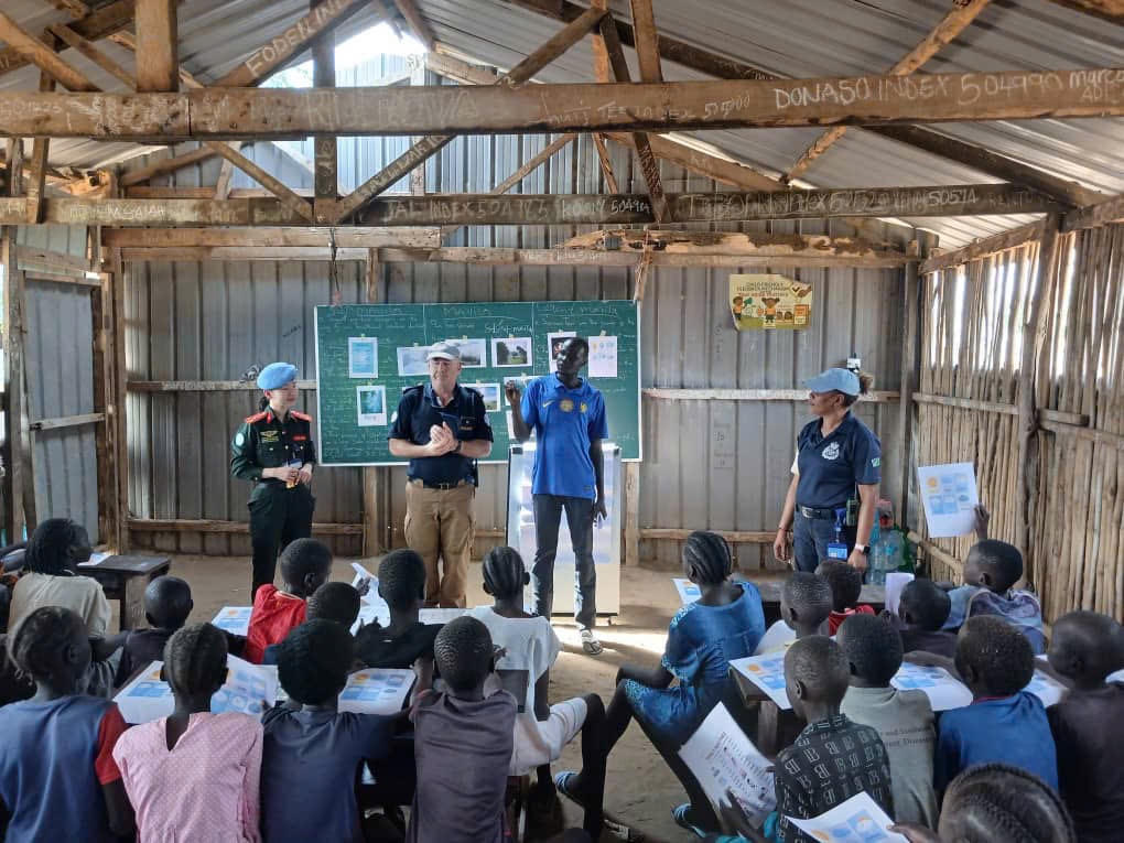 Sĩ quan Cảnh sát "mũ nồi xanh" Việt Nam mở lớp học tiếng Anh cho trẻ em ở Nam Sudan