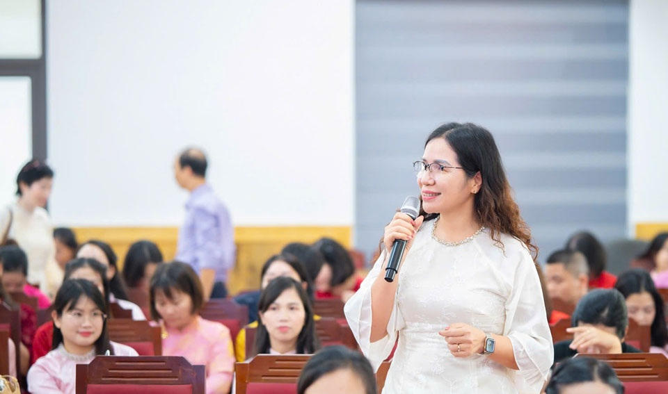 Cán bộ công đoàn chia sẻ kinh nghiệm, tháo gỡ những tình huống phát sinh trong công việc và cuộc sống. (Ảnh: An Vi)