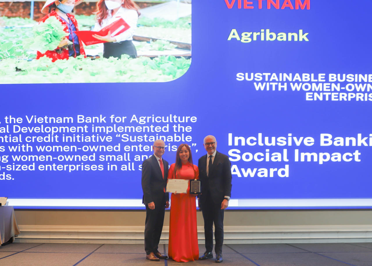 Đại diện Agribank nhận Giải thưởng Phát triển bền vững WSBI-ESBG năm 2026 ở hạng mục “Ngân hàng toàn diện và Tác động xã hội”