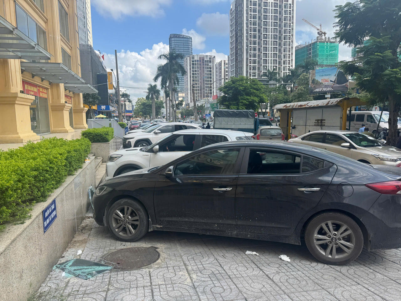 8 xe ô tô bị đập vỡ kính tại sảnh chung cư trên địa bàn phường Thành Vinh (ảnh N. Toàn)