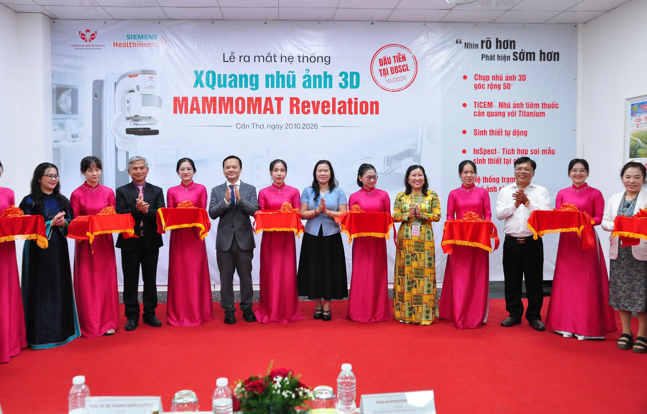 Các đại biểu thực hiện nghi thức khai trương hệ thống nhũ ảnh 3D tích hợp AI đầu tiên tại Đồng bằng sông Cửu Long.
 (Ảnh: Hà Vy)