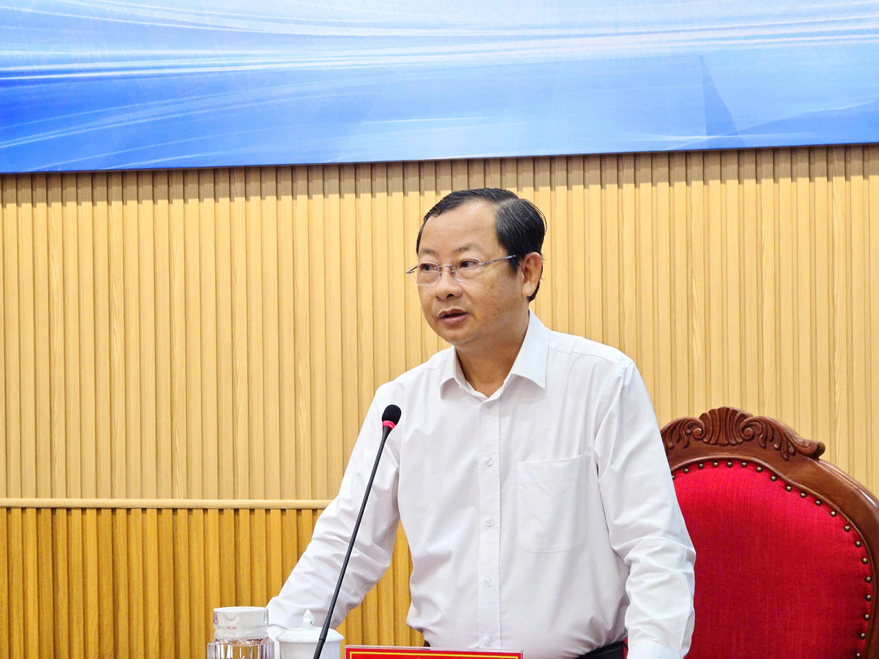 Ông Nguyễn Quốc Thanh - Tỉnh ủy viên, Giám đốc Sở Văn hóa, Thể thao và Du lịch trao đổi, thảo luận tại buổi họp báo (Ảnh: TN).