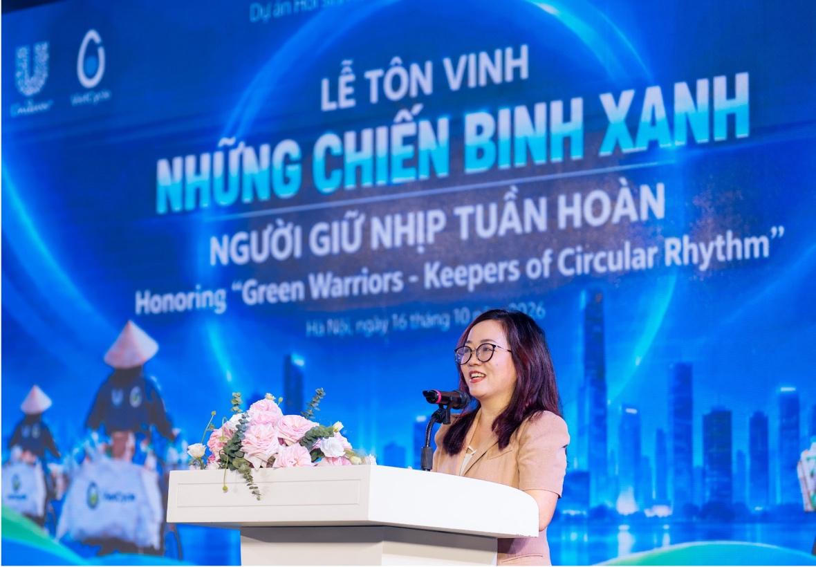 Bà Lê Thị Hồng Nhi – Phó Tổng Giám đốc Truyền thông, Đối ngoại và Phát triển bền vững Unilever Việt Nam phát biểu tại sự kiện “Lễ tôn vinh những Chiến binh xanh - Người giữ nhịp tuần hoàn”