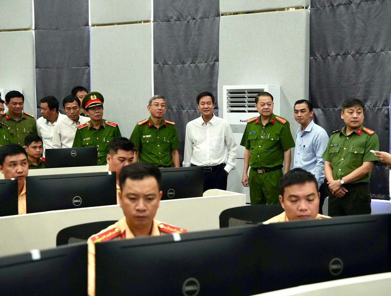 Ban giám đốc CATP cùng các đại biểu tham quan Trung tâm Thông tin chỉ huy CATP. Ảnh: Công an cung cấp