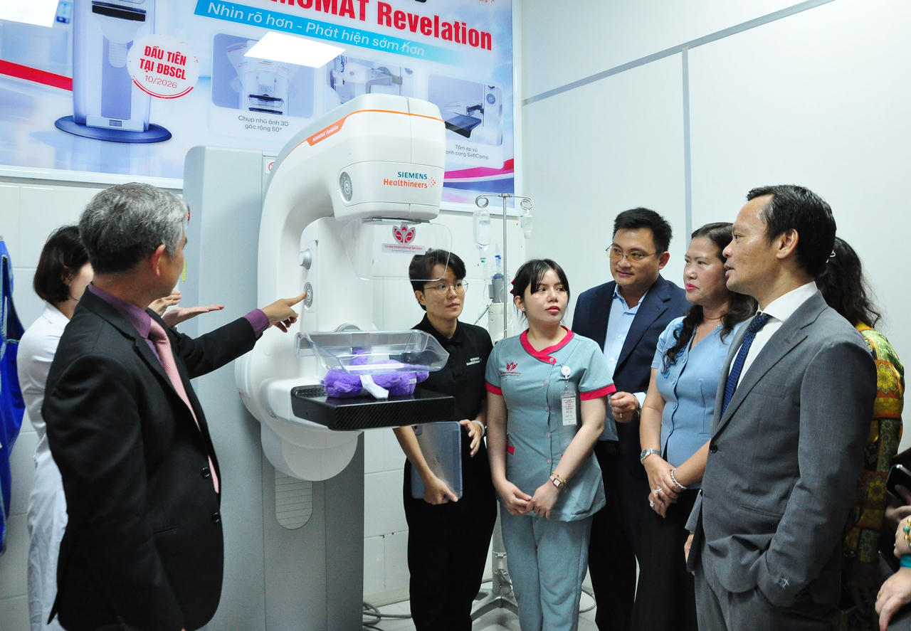Các đại biểu tham quan quy trình vận hành hệ thống. (Ảnh: Hà Vy)