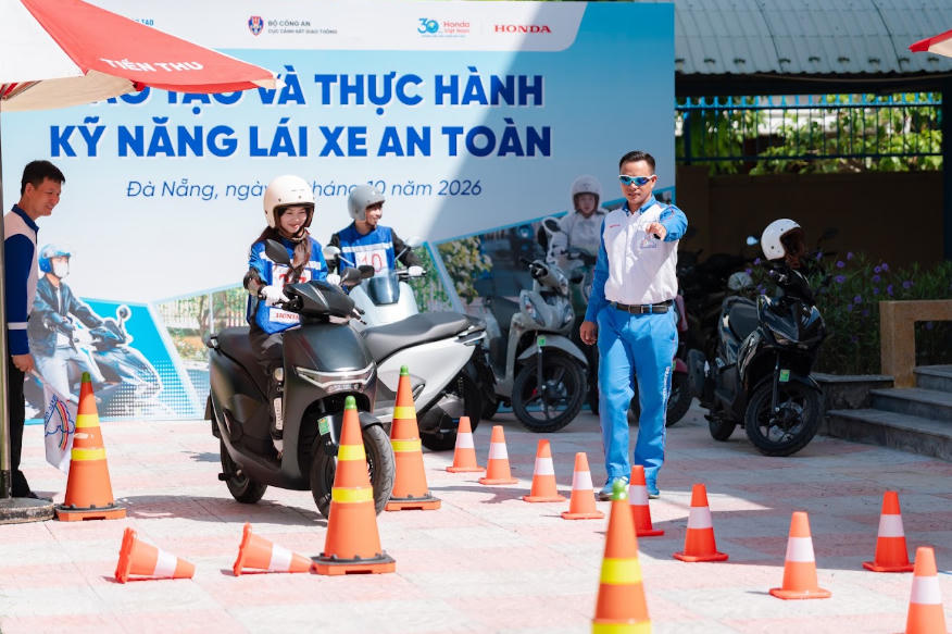 Honda Việt Nam trao tặng mũ bảo hiểm cho học sinh lớp Một khu vực miền Trung