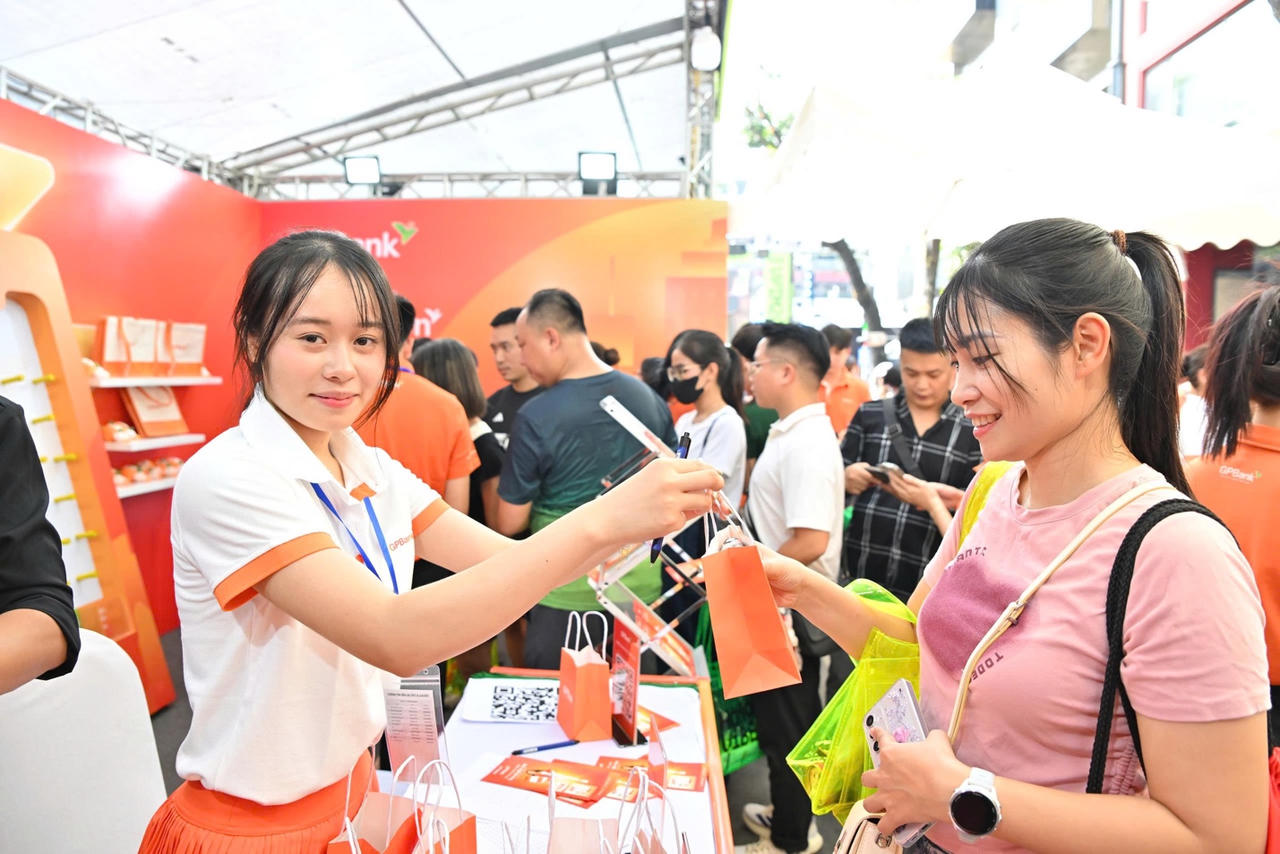 Gian hàng GPBank tại VPIM 2026 hút đông runner check-in, trải nghiệm 