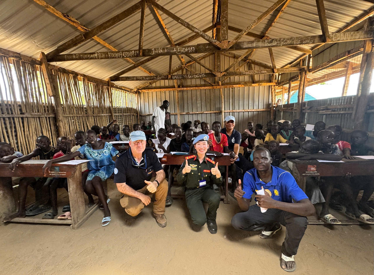 Sĩ quan Cảnh sát "mũ nồi xanh" Việt Nam mở lớp học tiếng Anh cho trẻ em ở Nam Sudan