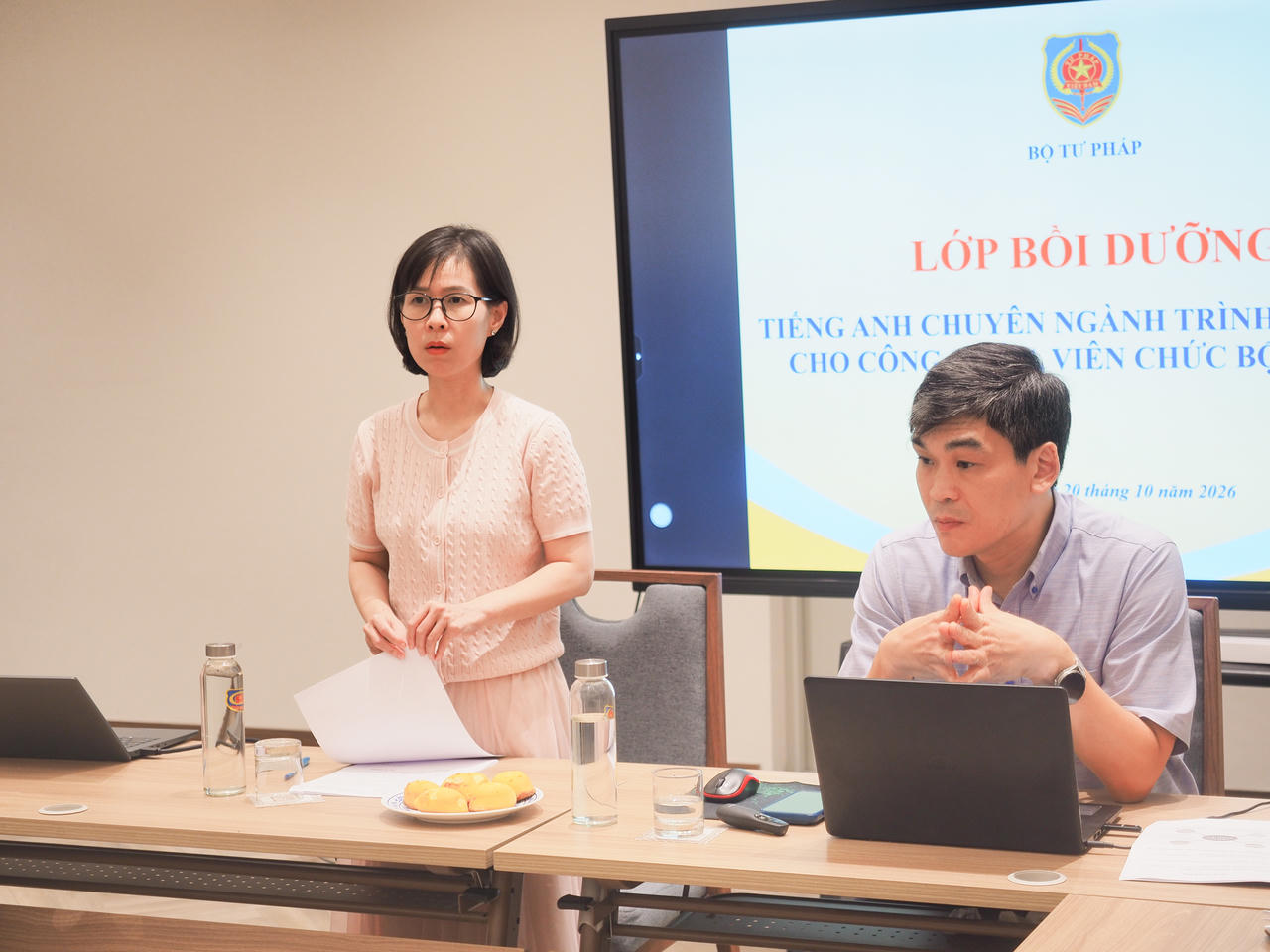Phó Vụ trưởng Vụ Tổ chức cán bộ Trần Thu Hường phát biểu khai mạc Lớp bồi dưỡng.