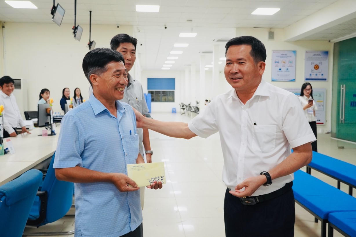 Bí thư Đinh Văn Nơi: “Làm hết việc, không phải hết giờ, để phục vụ người dân"