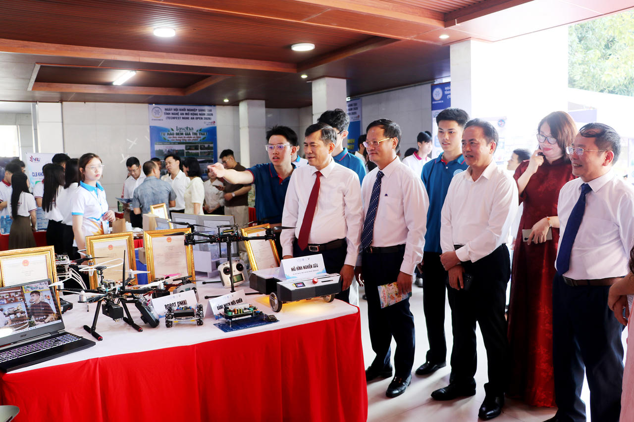 Các đại biểu tham quan các gian hàng và trải nghiệm các công nghệ tại không gian trưng bày, triển lãm công nghệ và dự án khởi nghiệp (ảnh Q. Quỳnh) 
