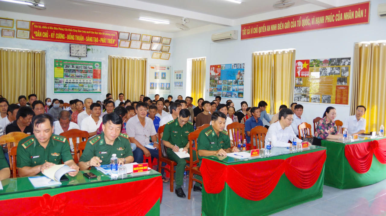 BĐBP Vĩnh Long nâng cao ý thức ngư dân về an toàn công trình dầu khí trên biển