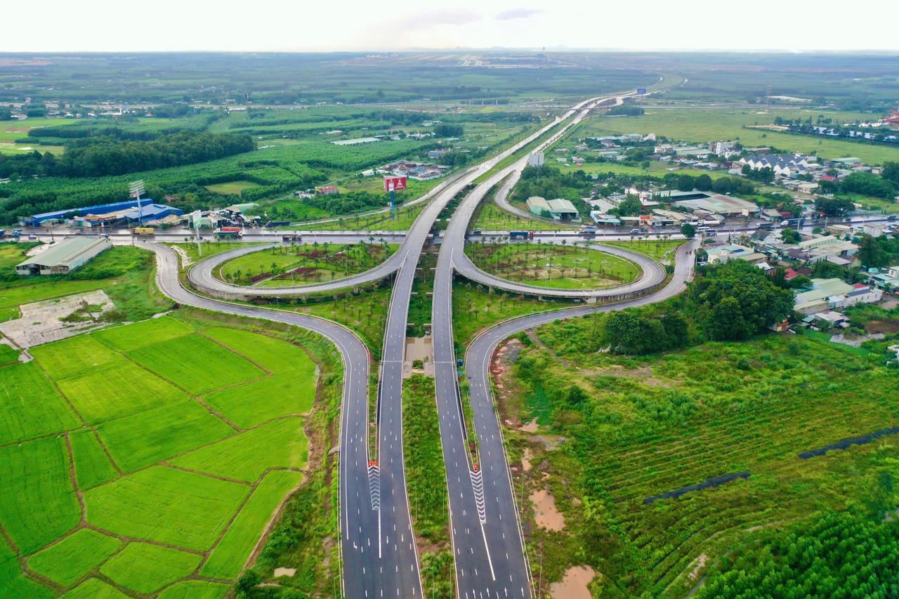Công trường đường 25C đoạn từ Quốc lộ 51 đến hương lộ 19 đang tập trung thi công các hạng mục còn lại trên tuyến chính. Ảnh: DK