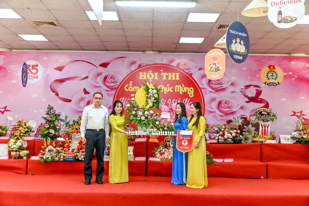 Ông Ni Chih Hao – Tổng Giám đốc Vedan Việt Nam (áo trắng) trao thưởng cho đội đạt Giải Nhất