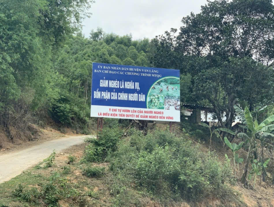 Pano tuyên truyền giảm nghèo được đặt tại vị trí dễ quan sát với khẩu hiệu dễ nhớ, dễ thuộc góp phần nâng cao nhận thức của người dân trong công tác giảm nghèo. Ảnh: Báo Đại Đoàn kết