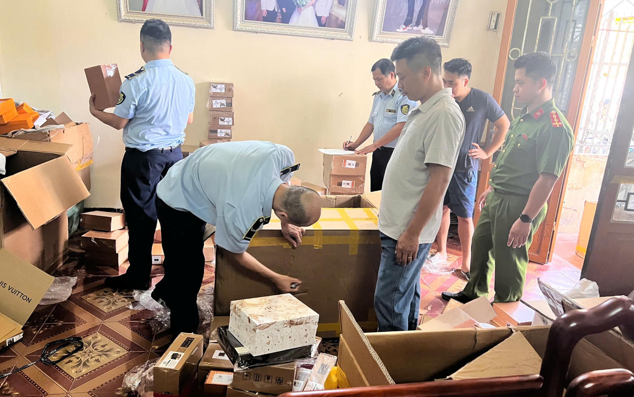 Hà Nội: Phát hiện một cơ sở kinh doanh gần 2.900 sản phẩm túi xách giả nhãn hiệu thời trang nổi tiếng