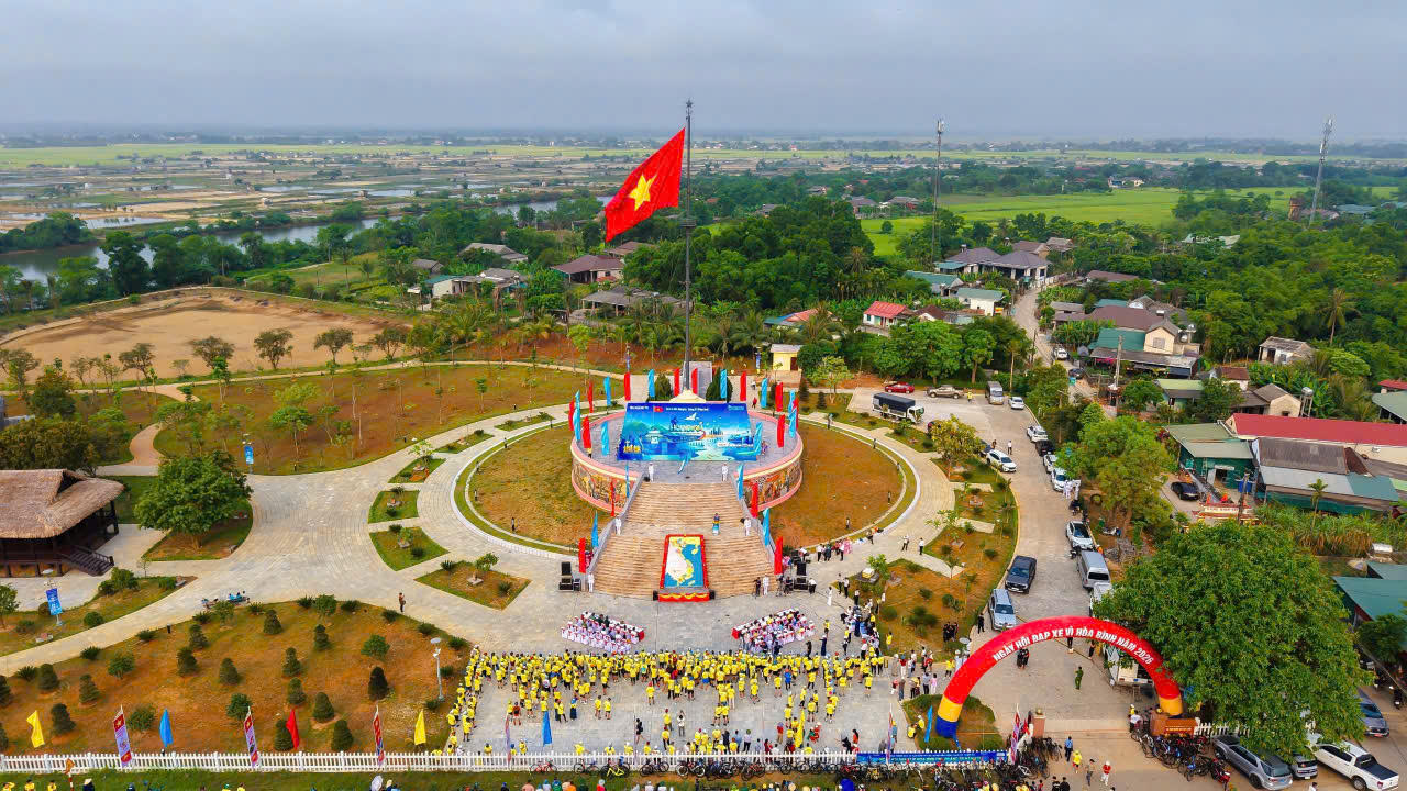 Du khách thăm cột cờ Bến Hải. (Ảnh: Minh Phương) 