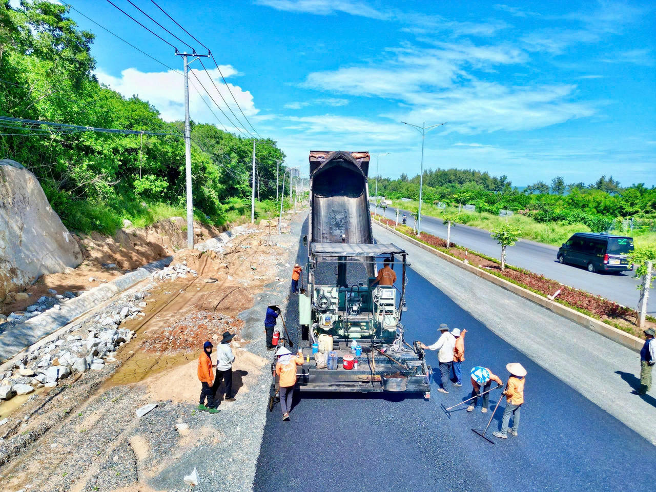 Cầu Cửa Lấp 2 góp phần tăng năng lực lưu thông trên tuyến ven biển. Ảnh: DK