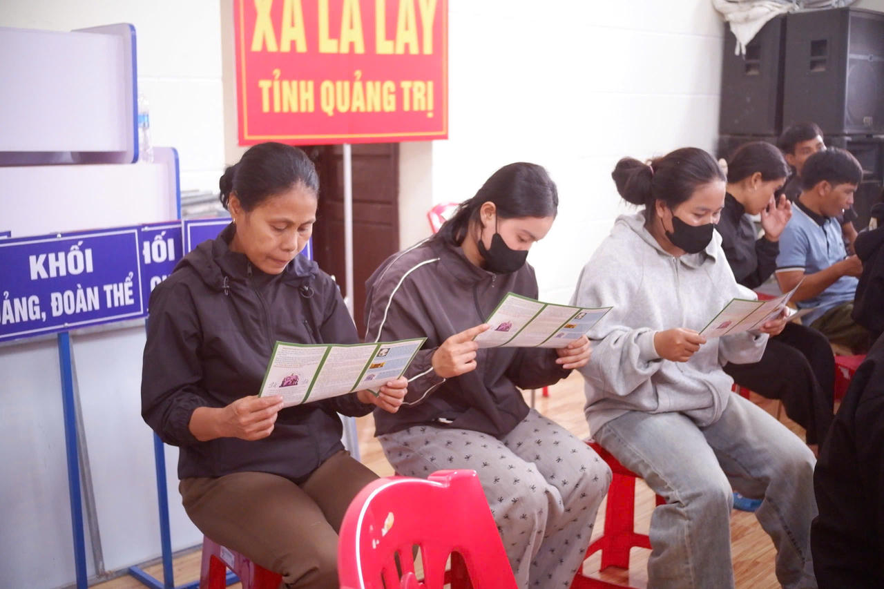Bà con đồng bào tìm hiểu tài liệu tuyên truyền, phổ biến pháp luật tại hội nghị. (Ảnh: M.P)