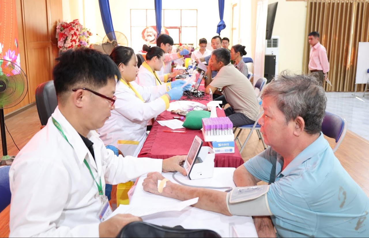 Thực hiện thu mẫu AND của thân nhân liệt sỹ (Ảnh: Xã Bảo Hà).