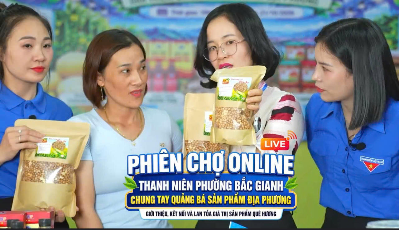 Đoàn viên, thanh niên phường Bắc Gianh phát huy vai trò xung kích trong chuyển đổi số, hỗ trợ quảng bá và kết nối tiêu thụ nông sản quê hương. (Ảnh: M.P)