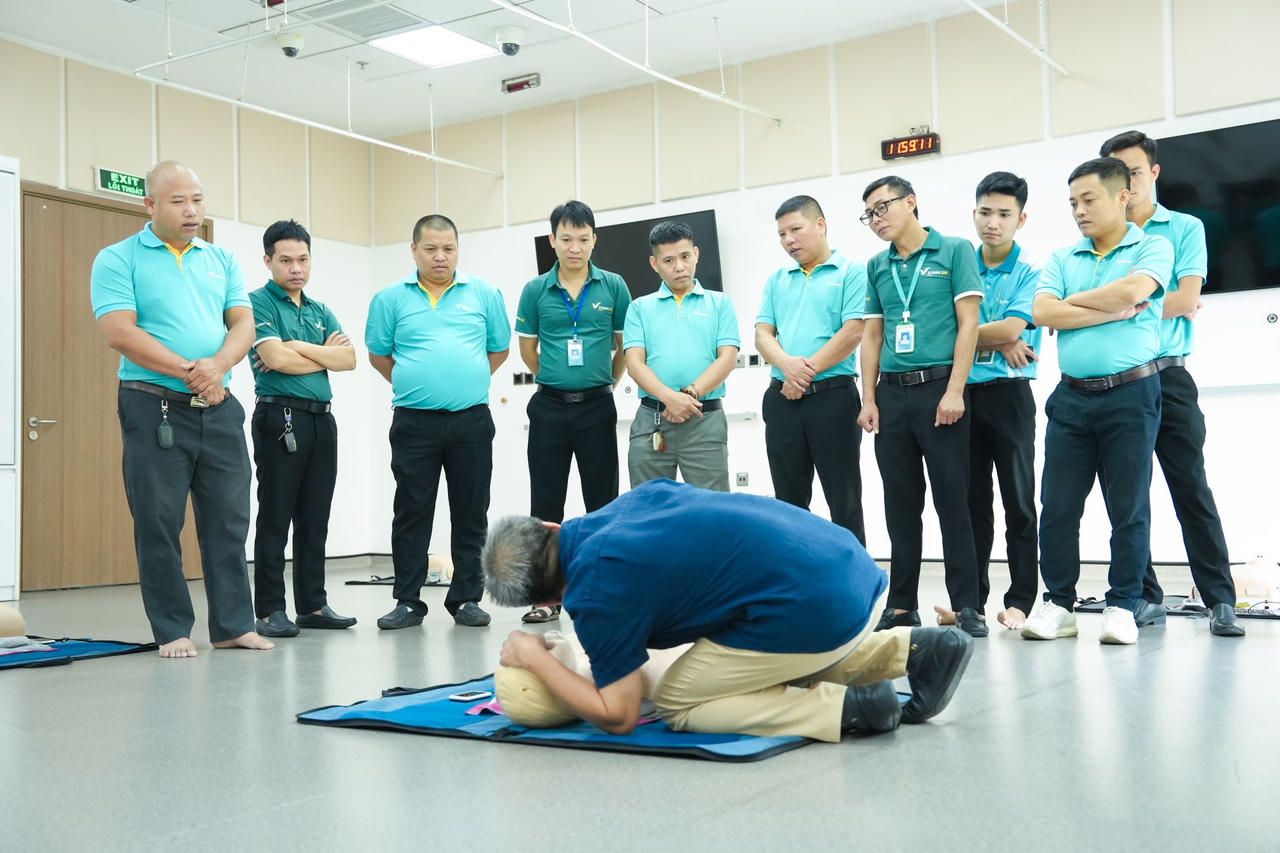 Thông qua hướng dẫn trực tiếp từ đội ngũ chuyên môn, các Bác Tài Xanh được rèn luyện kỹ năng phản ứng và hỗ trợ ban đầu khi gặp tình huống khẩn cấp.