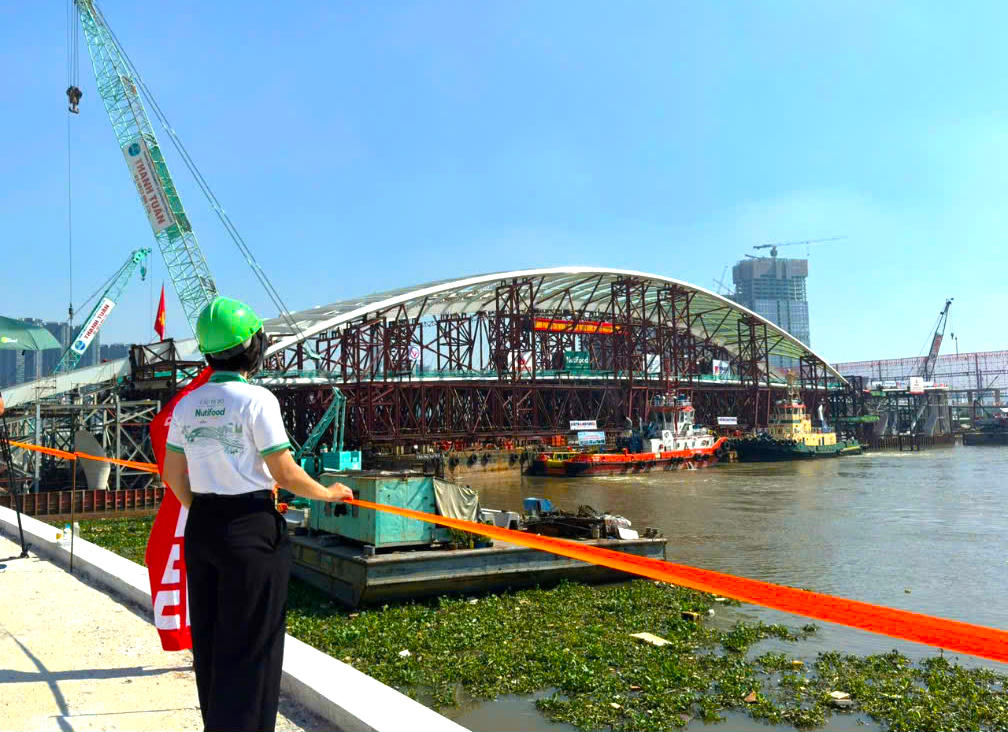 Hợp long cầu đi bộ qua sông Sài Gòn, kết nối trung tâm TP Hồ Chí Minh với Khu đô thị mới Thủ Thiêm