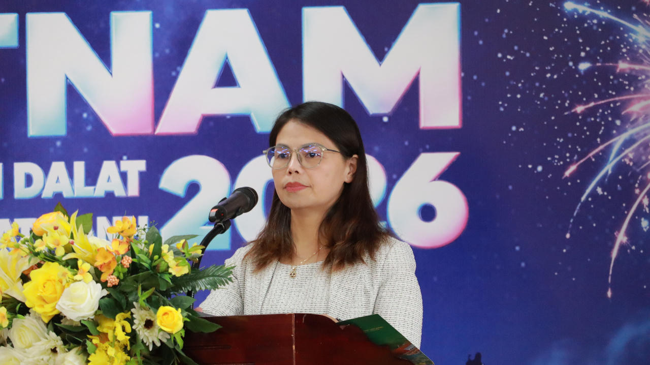 Bà Võ Thị Hoàng Yến – Phó Giám đốc Trung tâm Xúc tiến Đầu tư, Thương mại và Du lịch tỉnh Lâm Đồng phát biểu tại họp báo. Ảnh T.N.