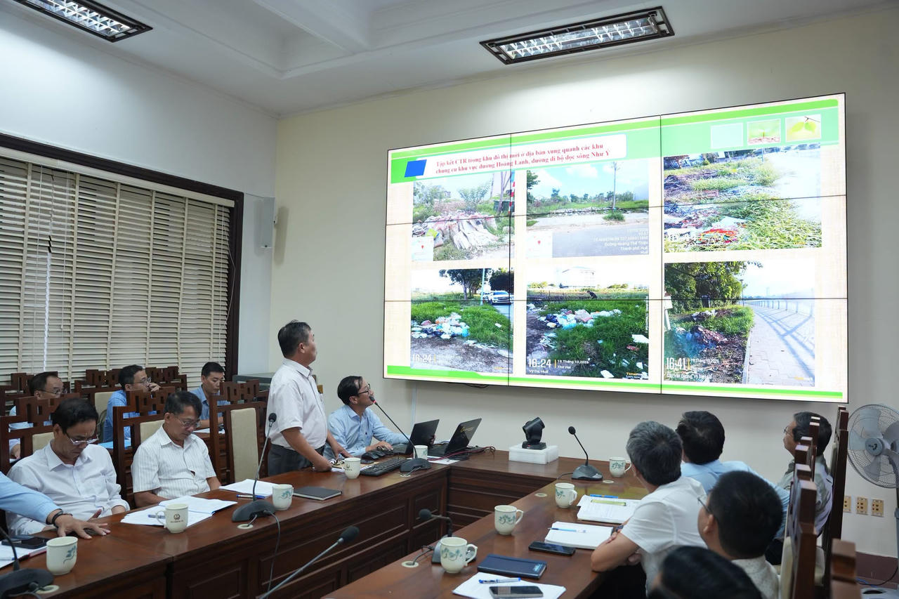 Các đại biểu tập trung phân tích những bất cập trong công tác quản lý chất thải, nhất là tình trạng nhiều điểm đen về môi trường tái diễn dù đã được tổ chức thu gom, xử lý. (Ảnh: UBND TP Huế)
