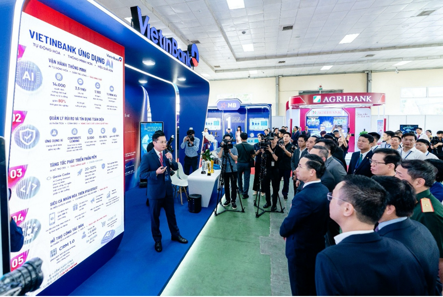 Đại diện VietinBank giới thiệu sản phẩm dịch vụ tại Sự kiện Chuyển đổi Số Ngành Ngân hàng tháng 8/2026.