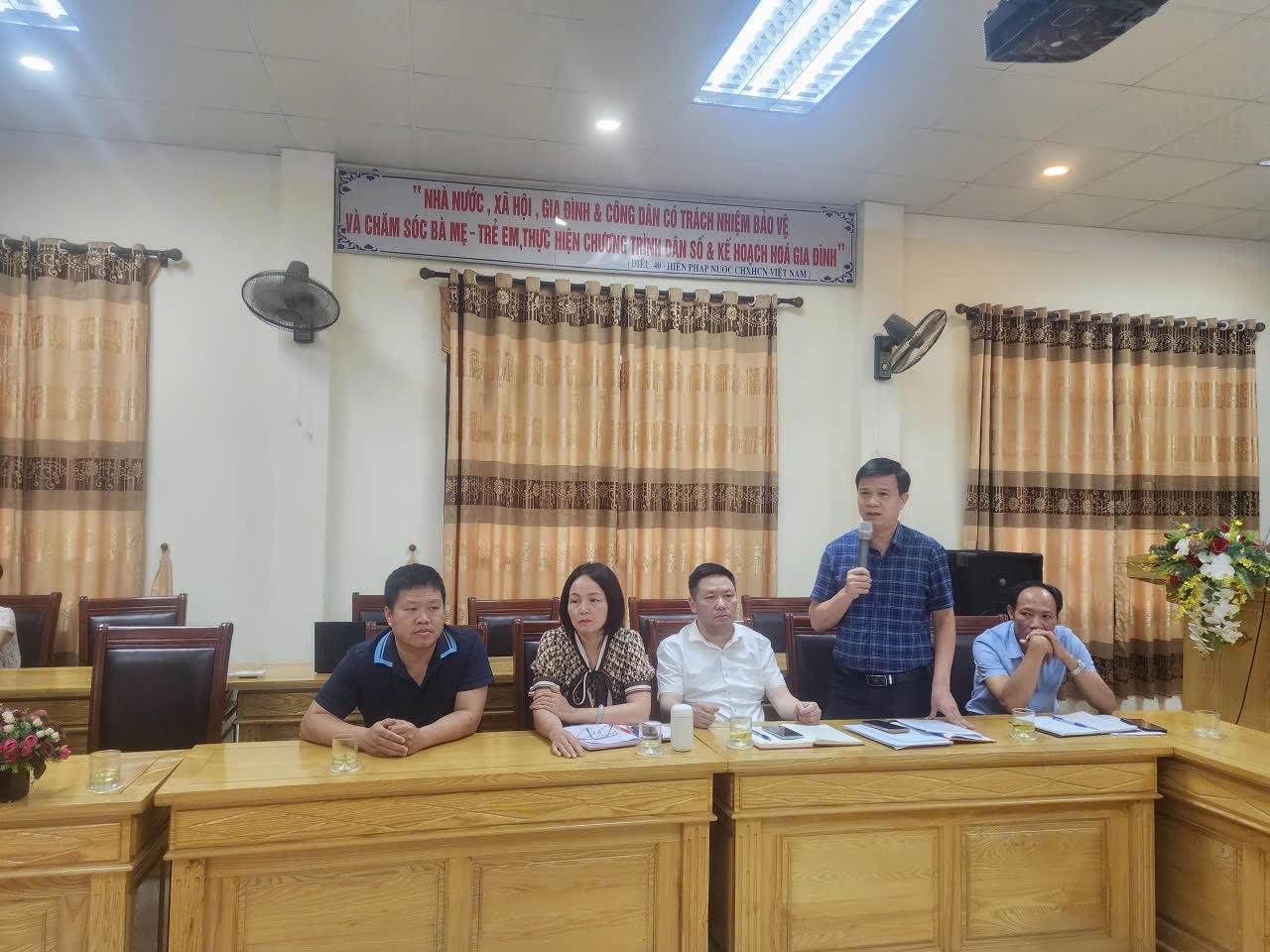 Ông Phạm Văn Khởi, Chi cục Trưởng Chi cục dân số và trẻ em tỉnh Hưng Yên phát biểu tại hội nghị (Ảnh: Trung tâm Truyền thông số, Sở Tư pháp Hưng Yên)