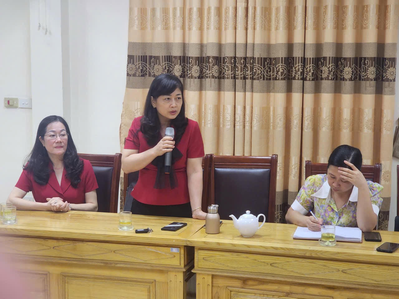 Bà Phạm Thị Hồng Phúc, Trưởng phòng Hành chính tư pháp, Sở Tư pháp trả lời tại hội nghị (Ảnh: Trung tâm Truyền thông số, Sở Tư pháp Hưng Yên)