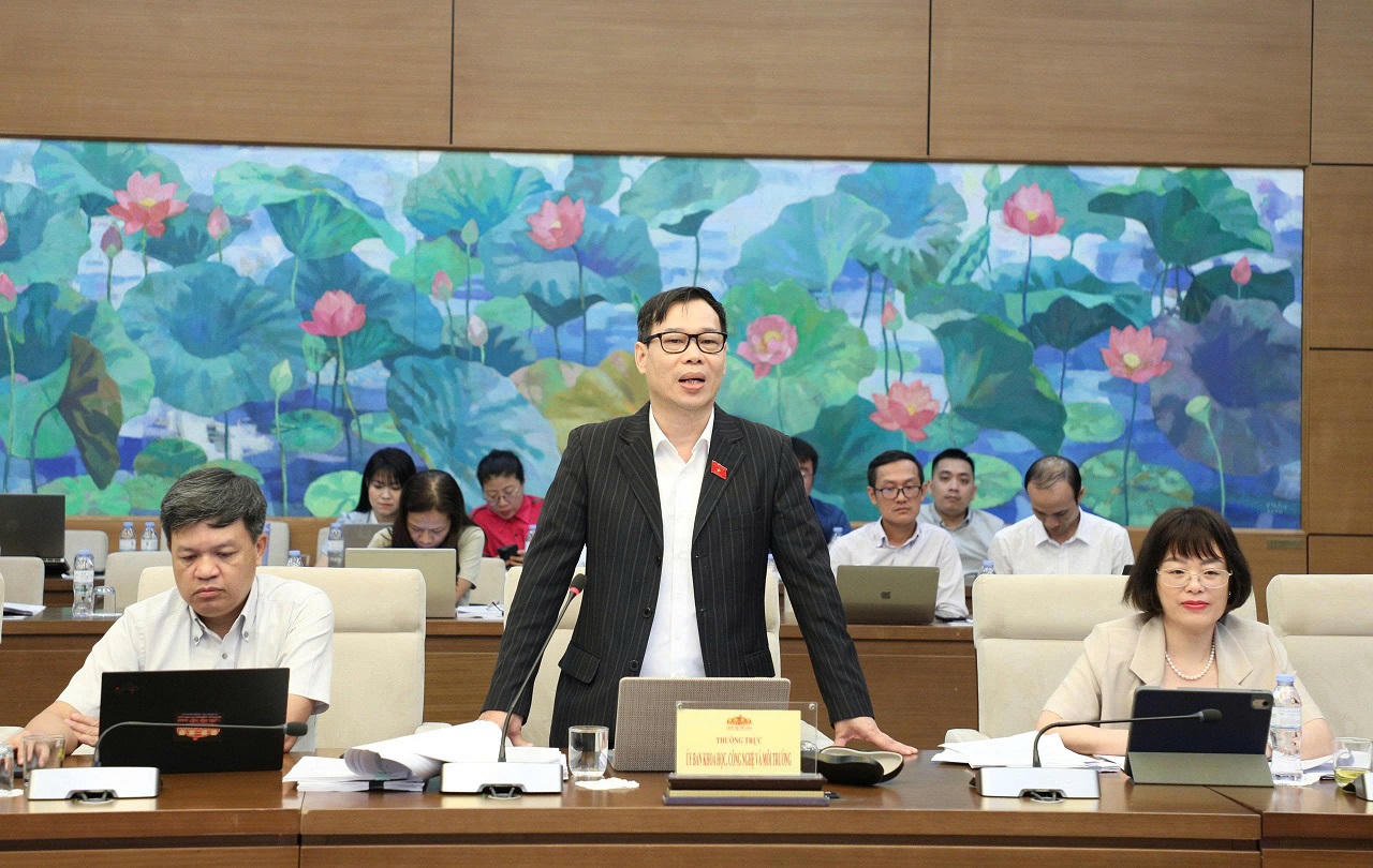 Phó Chủ nhiệm Ủy ban Khoa học, Công nghệ và Môi trường Đỗ Đức Hồng Hà nêu một số vấn đề liên quan đến bảo vệ người tiêu dùng dịch vụ công ích như điện, nước, xăng dầu, khí đốt. (Ảnh: MST)