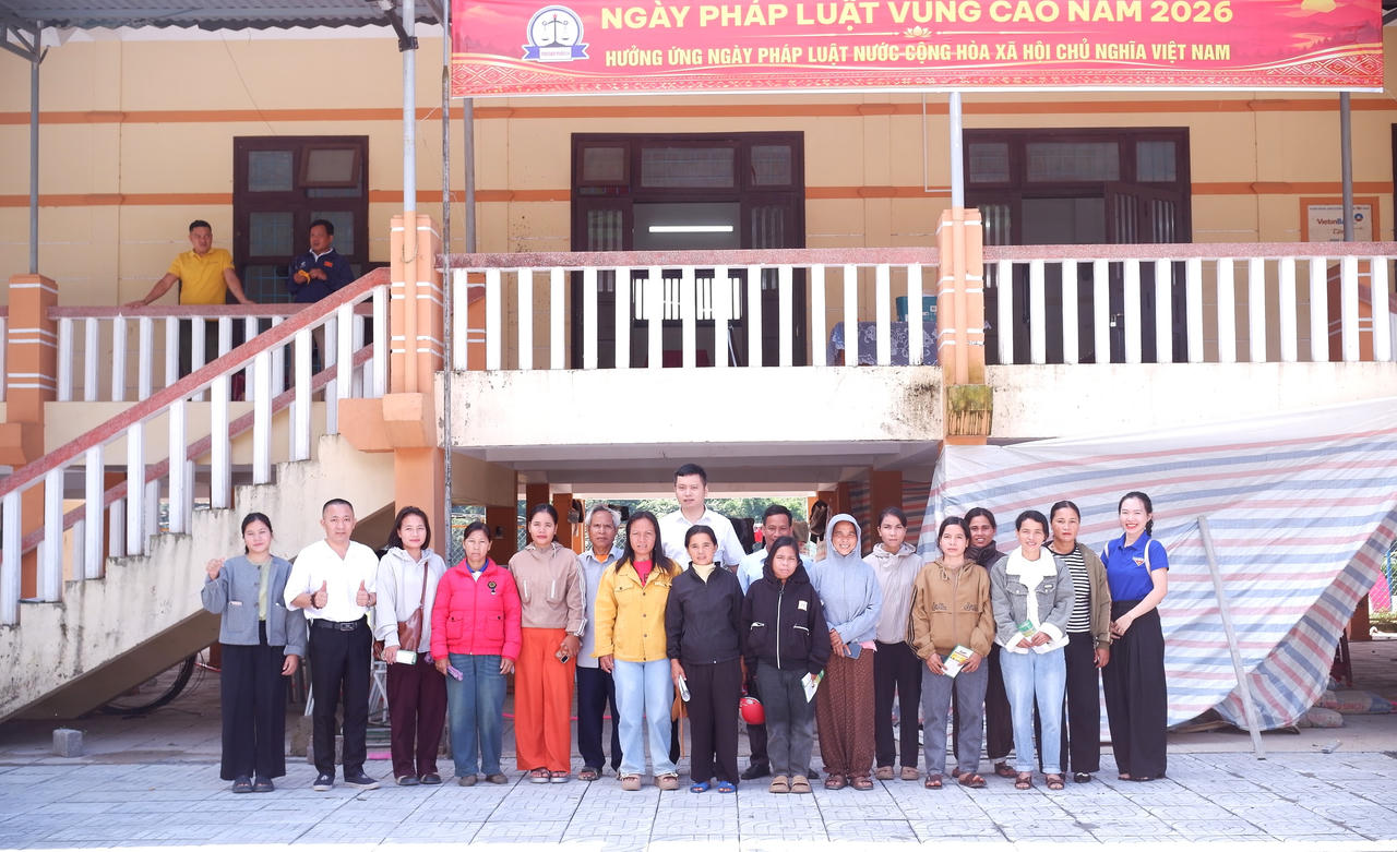 Cán bộ Trung tâm Trợ giúp pháp lý Nhà nước tỉnh Quảng Trị, người dân chụp ảnh lưu niệm tại hội nghị “Ngày Pháp luật vùng cao năm 2026” ở xã La Lay. (Ảnh: M.P)