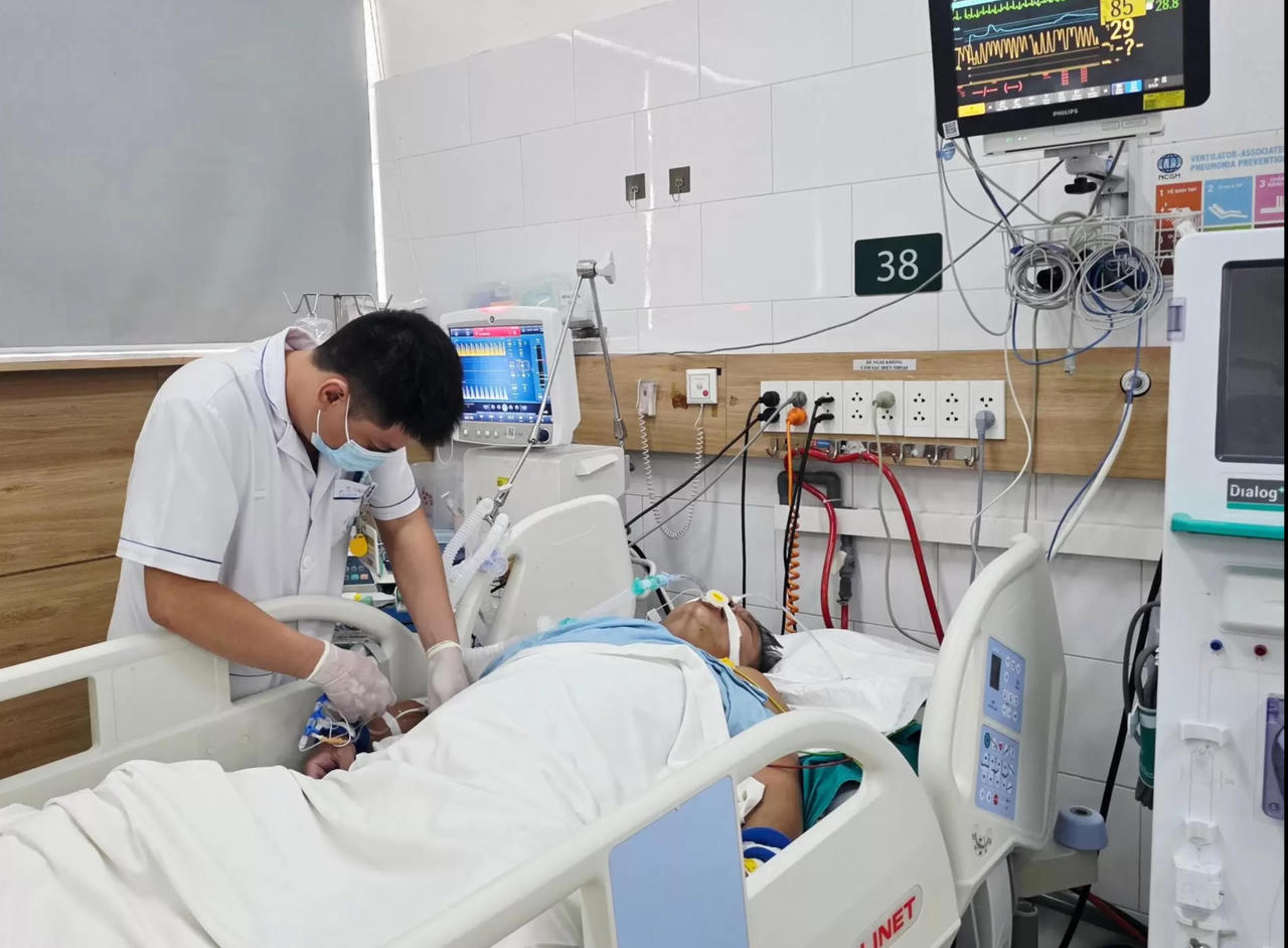 Vụ rò rỉ khí clo ở Hà Nội: 7 người nhập viện Bạch Mai, 2 ca rất nặng