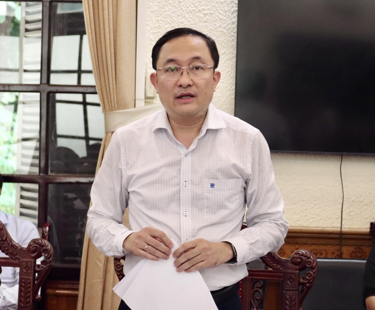 Phó Cục trưởng Cục Phổ biến, giáo dục pháp luật và Trợ giúp pháp lý Phan Hồng Nguyên báo cáo tại cuộc họp.
