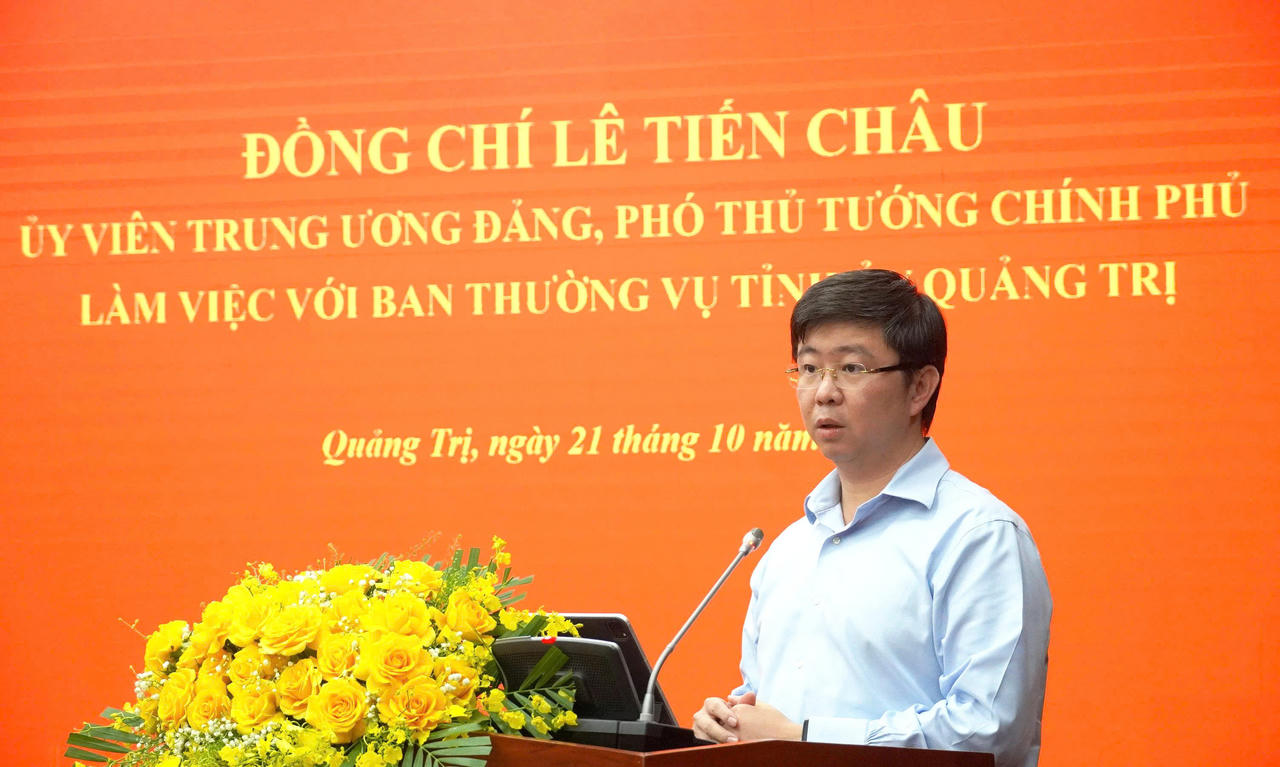 Chủ tịch UBND tỉnh Quảng Trị Bùi Hoàng Phương báo cáo tình hình phát triển kinh tế - xã hội 9 tháng năm 2026. (Ảnh: T.P)