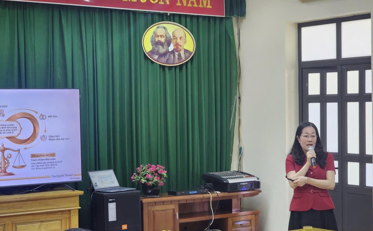 Bà Đàm Thị Thu, Phó Trưởng phòng hành chính tư pháp, Sở Tư pháp Hưng Yên phát biểu tại lớp tập huấn (Ảnh: Trung tâm Truyền thông số, Sở Tư pháp Hưng Yên)