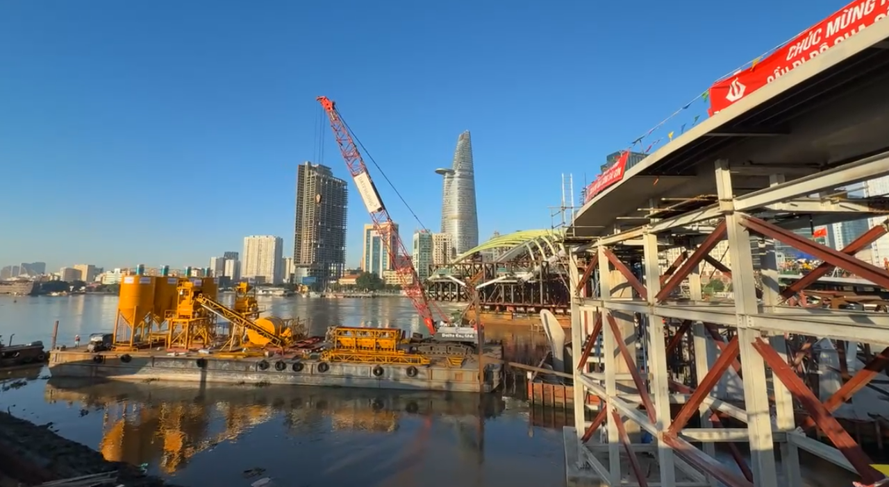 Hợp long cầu đi bộ qua sông Sài Gòn, kết nối trung tâm TP Hồ Chí Minh với Khu đô thị mới Thủ Thiêm