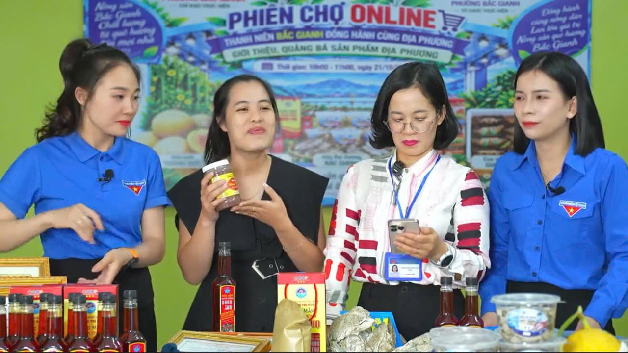 Nhiều sản phẩm đặc trưng của Bắc Gianh như mắm ruốc, dưa lưới, hải sản… được quảng bá tại phiên livestream, mở thêm cơ hội tiếp cận khách hàng. (Ảnh: M.P)