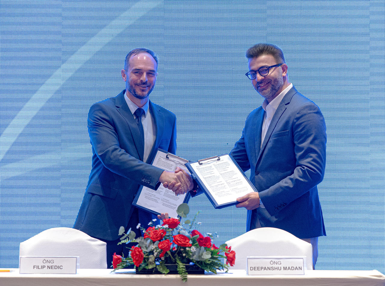 Ông Filip Nedic, Tổng Giám đốc Gedeon Richter Việt Nam (bìa trái) và ông Deepanshu Madan, Tổng Giám đốc Pharmacity (bìa phải) đại diện ký kết Biên bản ghi nhớ ngày 20/10 tại TP.HCM. Ảnh: Pharmacity