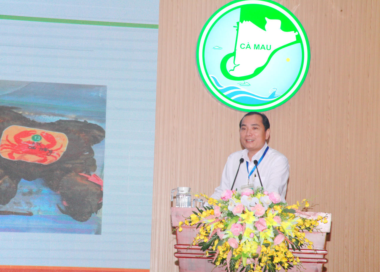 PGS.TS Võ Hồng Tú trình bày giải pháp tổ chức lại sản xuất nông nghiệp Cà Mau dựa trên kinh tế tập thể và HTX tại Hội nghị chuyên đề về phát triển kinh tế tập thể, HTX trên địa bàn tỉnh trong giai đoạn mới, ngày 28/9 (Ảnh: T.N).