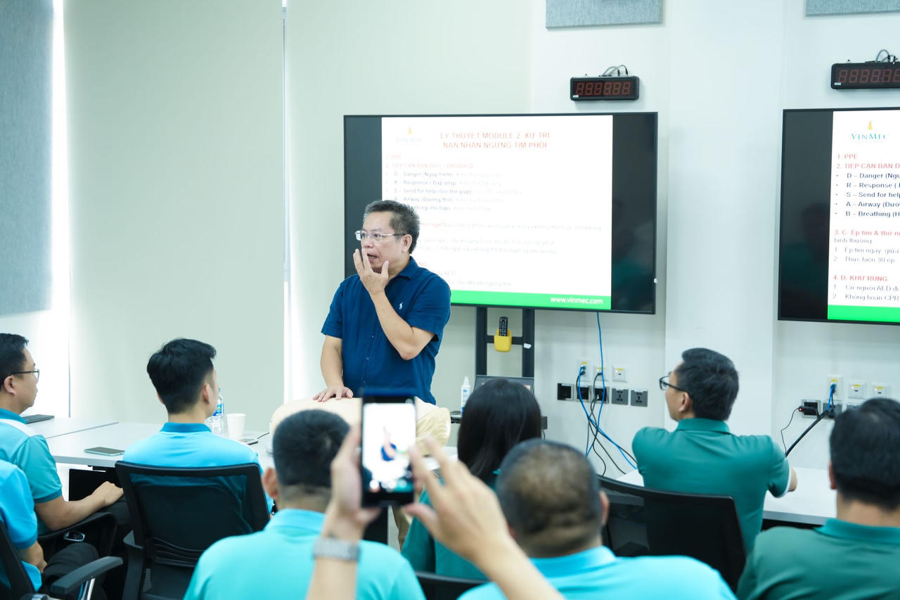 Green SM phối hợp cùng Vinmec và VinUni triển khai chương trình đào tạo kỹ năng sơ cấp cứu cho đội ngũ tài xế, hướng tới trang bị kiến thức và khả năng xử lý ban đầu trong các tình huống khẩn cấp.