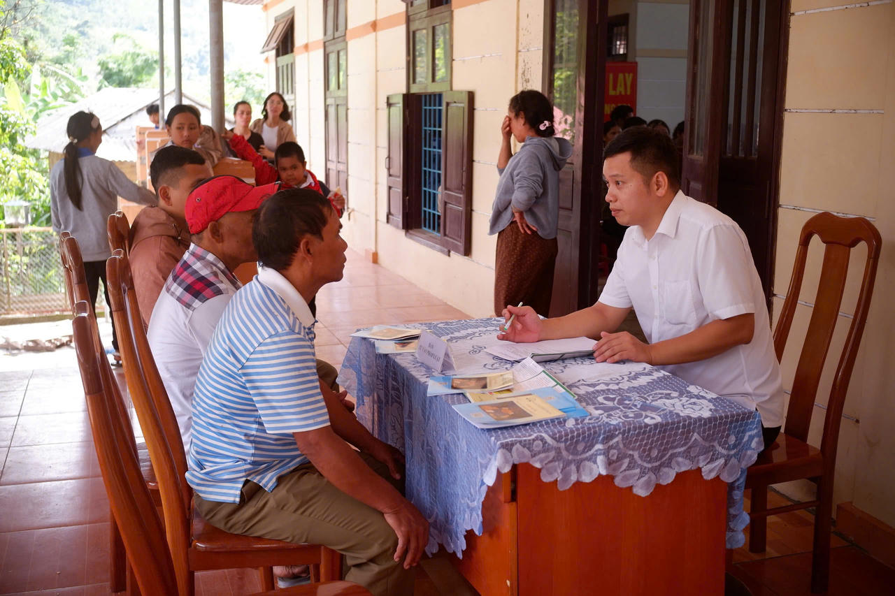 Cán bộ Trung tâm Trợ giúp pháp lý Nhà nước tỉnh Quảng Trị, tư vấn, giải đáp những vướng mắc pháp lý cho người dân xã La Lay. (Ảnh: M.P)