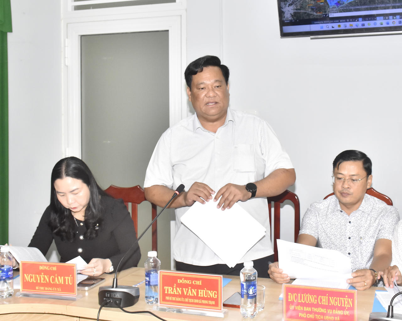 Ông Trần Văn Hùng - Chủ tịch UBND xã Phong Thạnh, báo cáo tình hình thực hiện nhiệm vụ phát triển kinh tế - xã hội tại buổi làm việc (Ảnh: K.N).