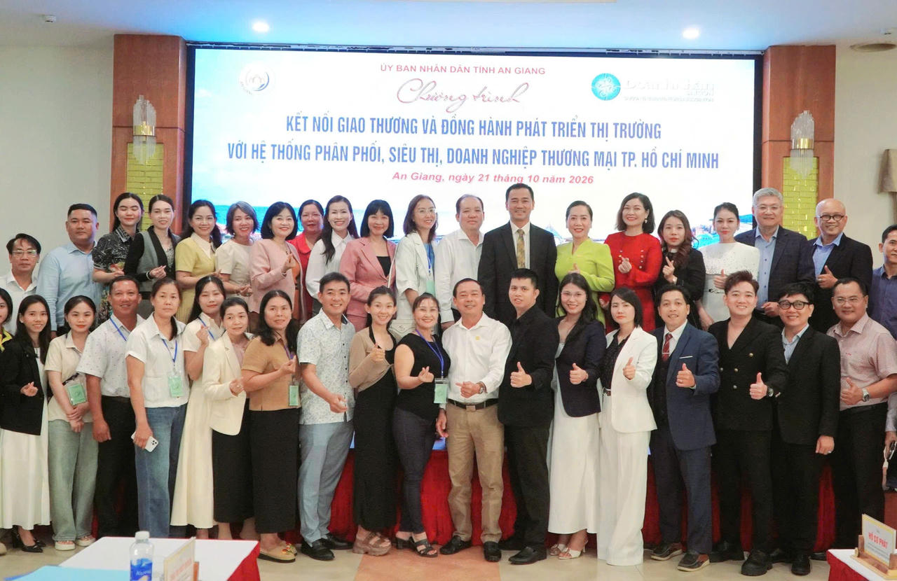 Đại biểu chụp ảnh lưu niệm. Ảnh: Khánh Thùy