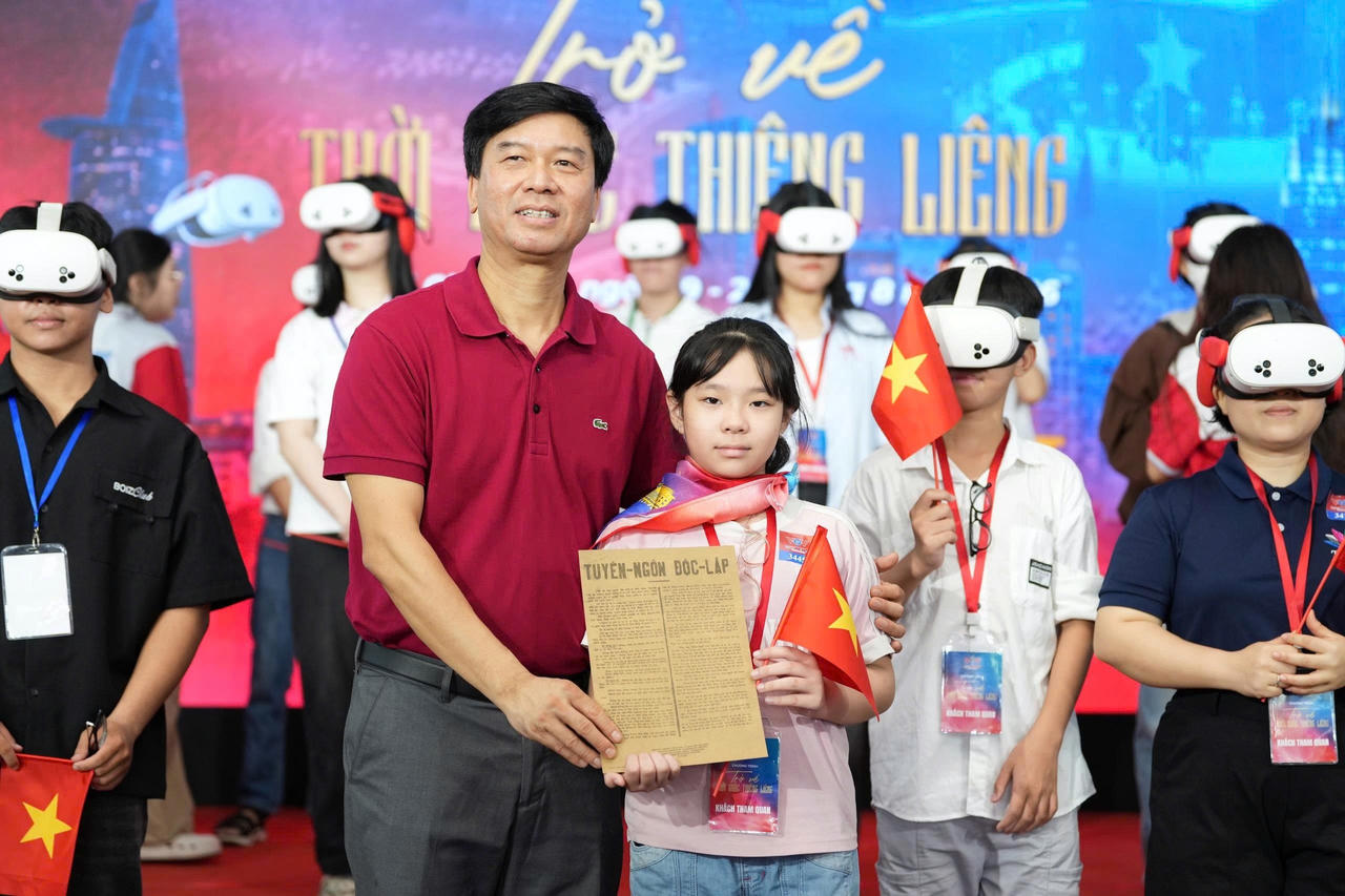 Người dân tham gia trải nghiệm còn được tìm hiểu lịch sử qua những trang báo, kỷ vật (Ảnh: BTC).