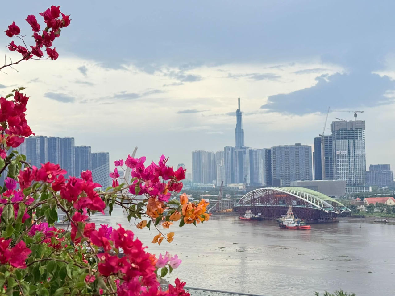 Hợp long cầu đi bộ qua sông Sài Gòn, kết nối trung tâm TP Hồ Chí Minh với Khu đô thị mới Thủ Thiêm