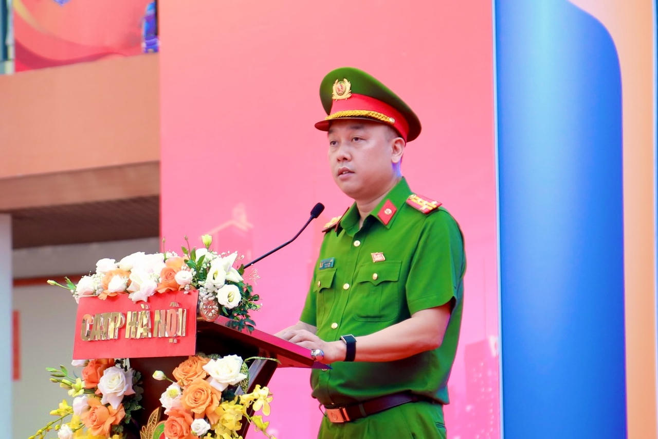 Đại tá Nguyễn Đức Long – Phó Giám đốc Công an TP Hà Nội gửi gắm thông điệp đến các bạn học sinh. (Ảnh: CATP)
